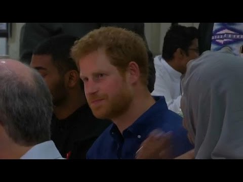شاهد الأمير هاري يُشارك المسلمين مائدة الإفطار