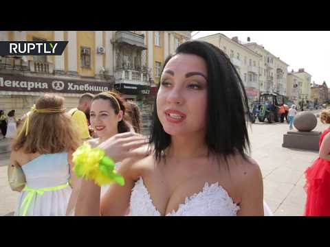 شاهد روسيات جميلات يطاردن العريس المفترض في مدينة سامارا