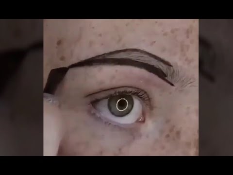 فتاة مراهقة لا تمتلك أية حواجب وترسمها بشكل مذهل