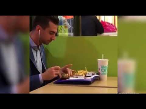 شاهد طريقة تناول رجل لوجبة ماكدونالدز تثير غضب الإنترنت