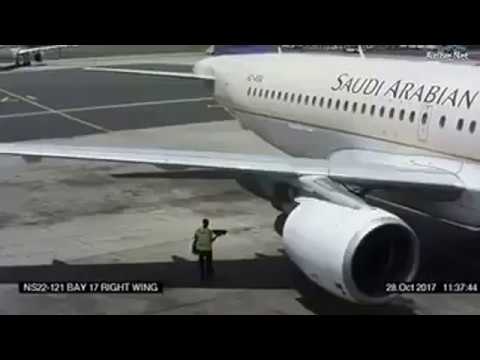 شاهد عامل يطير في الهواء بسبب محرك طائرة