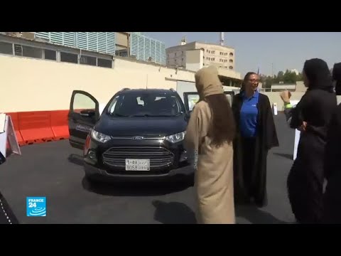 شاهد سعوديات يتعلمن قيادة السيارة