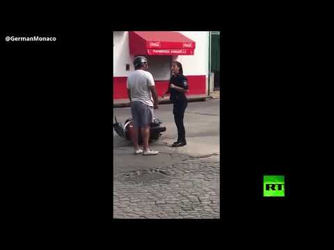 شاهد رجل يلطم امرأة في لباس الشرطة على وجهها وكيف كان ردها