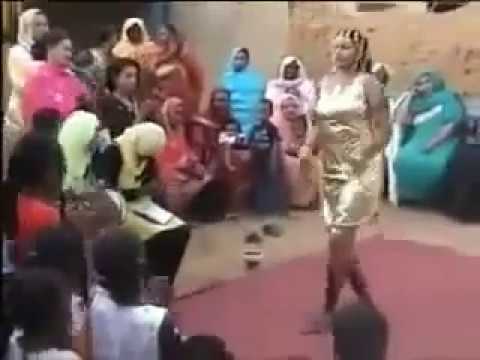 عروس سودانية ترقص في الحنة بعد تدريب شهرين