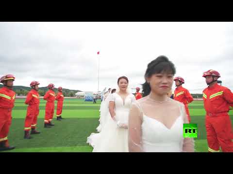 شاهد حفل زفاف جماعي لرجال الإطفاء في مدينة صينية