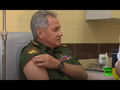 شاهد وزير الدفاع الروسي يخضع للتطعيم ضد كورونا باللقاح الجديد