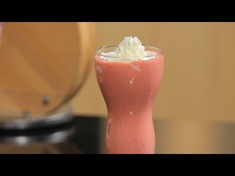 بالفيديو  طريقة عمل ومقادير عصير فراولة بالآيس كريم