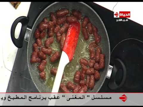 طريقة عمل بيض بالبطاطس والسجق