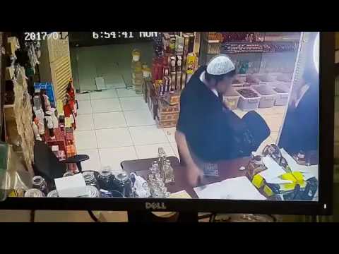 بالفيديو  لحظة سرقة هاتف من محل عطور في السعودية