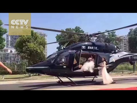 طائرة هليكوبتر تقطع طريقا عاما لالتقاط عروس في الصين